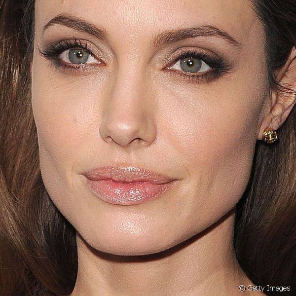 Angelina Jolie é fã da sombra marrom para esfumados. A atriz costuma marcar também a pálpebra inferior: o detalhe deixa o olhar mais marcado e noturno
